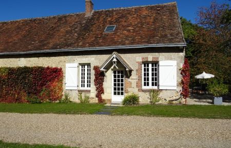 G&icirc;te n&deg;37G30041 Neuill&eacute;-le-Lierre - Indre-et-Loire - Le G&icirc;te du Verger et sa terrasse (photo du propri&eacute;taire)