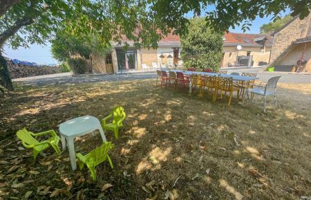 G&icirc;te de groupe n&deg;37G30801 Vouvray - Indre-et-Loire - Tout le coin repas est &agrave; l'ombre des noyers, au frais.