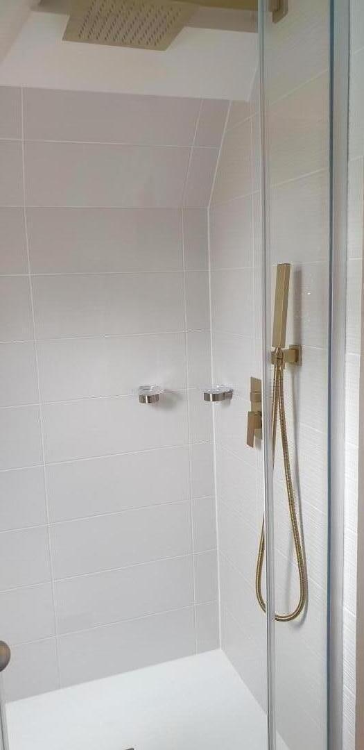 La chambre des Secrets : La douche. ATTENTION : Compte tenu de la position de la douche à effet pluie dans cette chambre, elle ne convient pas aux personnes mesurant plus de 1,85m. (photo du propriétaire) photo 32