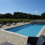 Une piscine chauff&eacute;e. Volont&eacute; de perspective sur les espaces verts, les chevaux et la lisi&egrave;re du bois priv&eacute; depuis le pool house. 